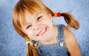 Niña sonriendo después de ir al dentista en Crea Valdemoro