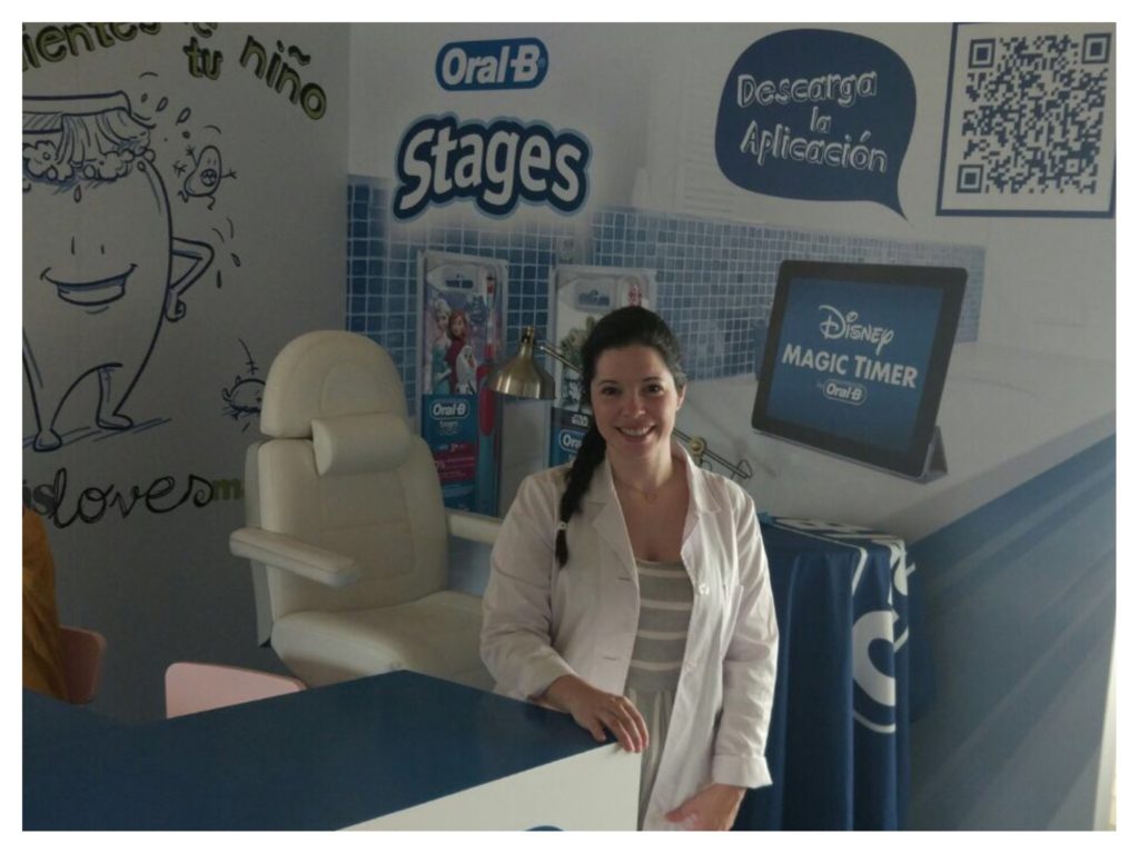 Ana Sada en el stand Oral B